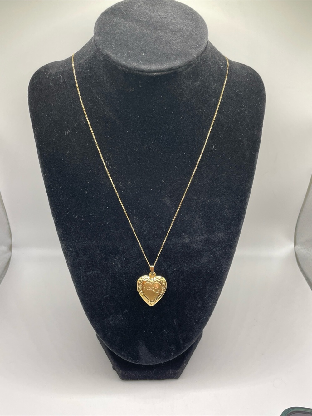 Vintage 1/20 14k Gold Filled Heart “Mom” Locket Necklace